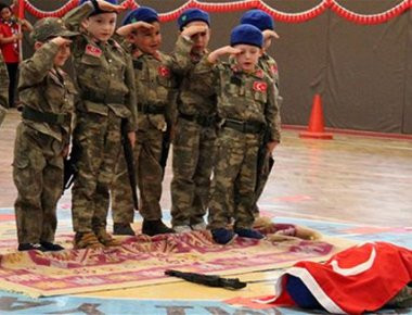 Ανατριχιαστικό αλλά δείχνει τι έρχεται από την Ανατολή: Τουρκόπουλα παίζουν το άγημα απόδοσης τιμών σε «νεκρό» στρατιώτη!